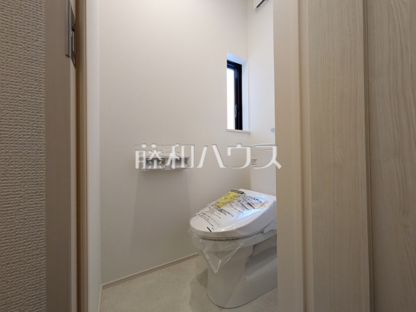 ≪A号棟　トイレ≫１、２階にウォシュレット付の省エネタイプのお手洗いが完備されております♪　【稲城市坂浜】