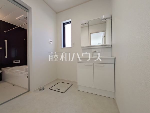 ≪A号棟　洗面所≫　左右どちらからでも開閉できる便利な三面鏡洗面化粧台は、鏡裏には日常で使うものがたっぷり入ります。【稲城市坂浜】