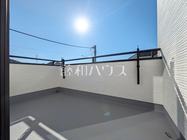 ≪A号棟　バルコニー≫奥行きのある南向きバルコニーは洗濯物もたっぷり干せます♪【稲城市坂浜】