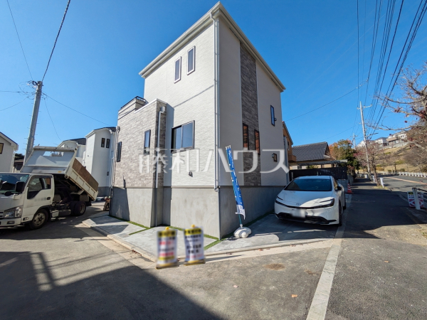 ≪A号棟　外観≫全居室南向きで明るく、冬場でも太陽の日差しで室内ぽかぽかです！【稲城市坂浜】