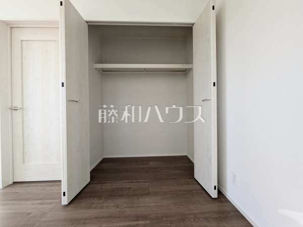 ≪A号棟　収納≫枕棚とハンガーパイプで効率良く、たくさん収納できるクローゼット！お部屋をきれいに保てそうですね。【稲城市坂浜】
