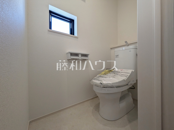 ≪C号棟　トイレ≫　換気を取る窓サッシもついておるため、いつでも清潔な空間を保てますね♪【稲城市坂浜】