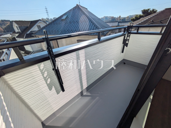 ≪C号棟　バルコニー≫奥行きのあるバルコニーは洗濯物もたっぷり干せます♪　【稲城市坂浜】