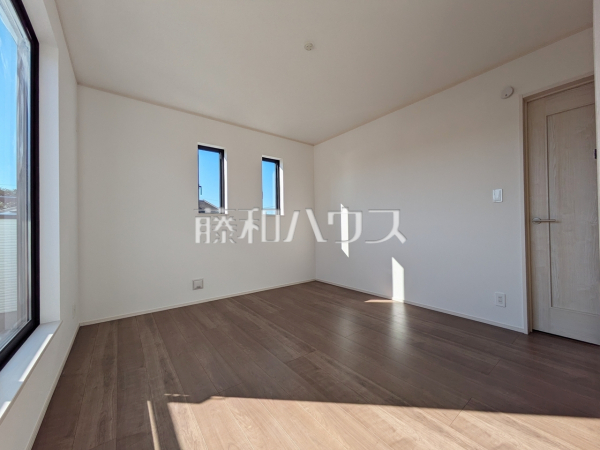 ≪C号棟　居室≫全居室南向きで明るく、冬場でも太陽の日差しで室内ぽかぽかです！【稲城市坂浜】