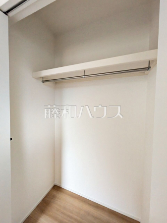 1号棟　収納　【日野市多摩平７丁目】
枕棚のついたクローゼットは、上部にシーズンオフのお荷物などを収納できるため、大変便利です。