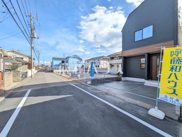 接道状況および現場風景　【日野市多摩平７丁目】
小学校徒歩約10分、中学校徒歩約9分と教育施設へのアクセスも良好な環境のため、適齢期のお子様のいるご家庭にもおすすめの物件になります。