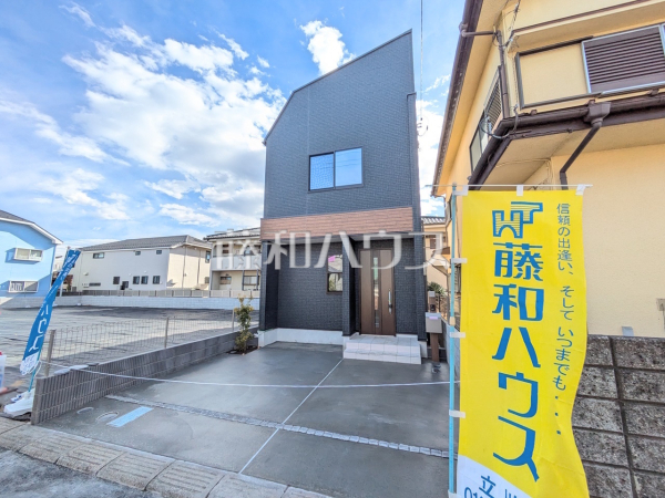 1号棟　外観　【日野市多摩平７丁目】
利便性と、思わず深呼吸したくなる大きな空、色彩豊かな木々。この街が育んだ豊かな情景を楽しみ過ごす時が心地よいものとなるでしょう。