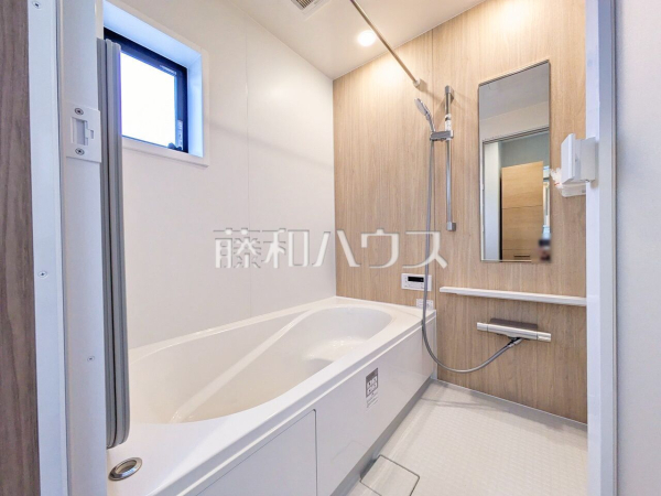 1号棟　浴室　【日野市多摩平７丁目】
浴室は湿気がたまりやすいですが、窓があるだけで換気もできてカビ対策にもなるので嬉しいですね。