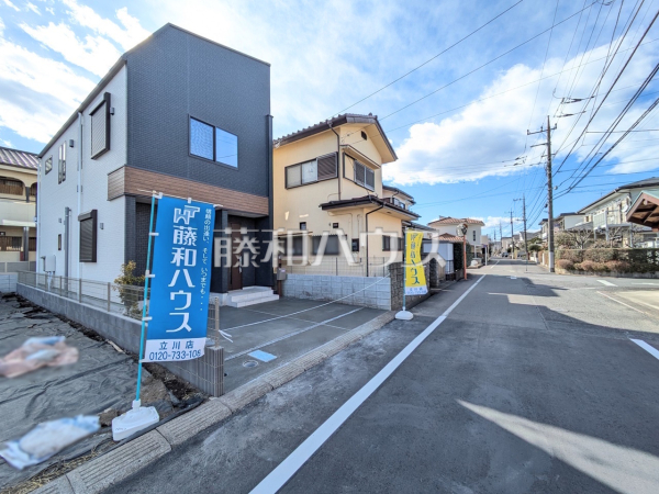接道状況および現場風景　【日野市多摩平７丁目】
周囲に高い建物のないエリアのため、空が大きく感じます。