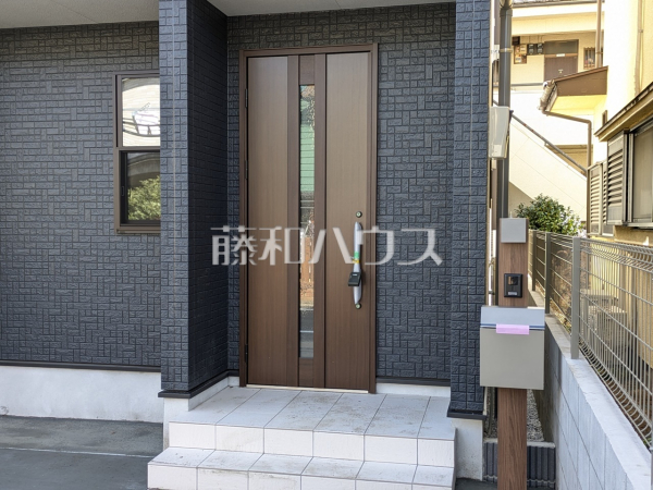 1号棟　玄関　【日野市多摩平７丁目】
自然光を取り入れ明るい空間になるよう設計された玄関です。