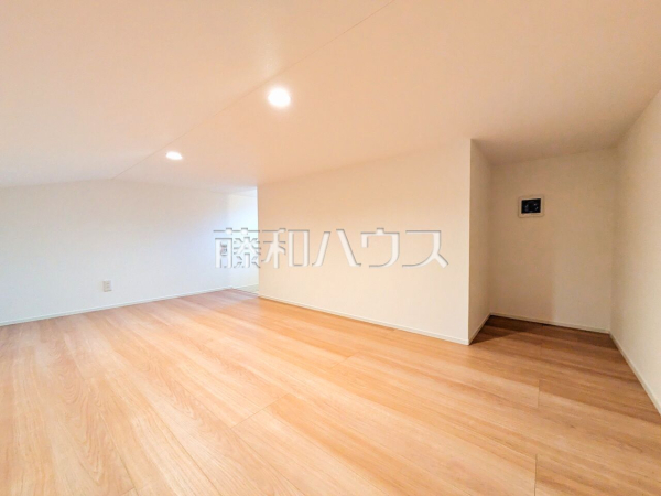 1号棟　小屋裏収納【日野市多摩平７丁目】
固定階段式の小屋裏収納で上り下りも楽々！8.4帖の広さがあるため、収納だけでなく、ちょっとした趣味の部屋、またはお子様の秘密基地にもできちゃうかも？！