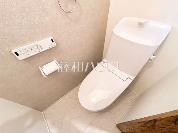 1号棟　トイレ　【日野市多摩平７丁目】
トイレはいつまでも清潔な空間を保てるように、目に留まるだけではなく、汚れを拭き取り易いフロアと壁紙にしました。