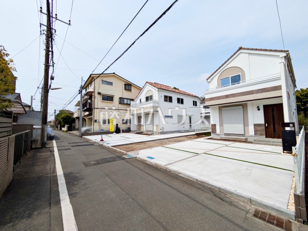 接道状況および現場風景　【調布市深大寺元町４丁目】 見学はしたいけど、なかなか時間が取れない・・・そんな方に出勤前や仕事終わりにマイホームを見学できるサポートをいたします。 