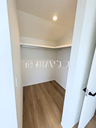 ≪1号棟　収納≫ウォークインクローゼットは、お洋服等がたくさん収納できて便利です。【調布市深大寺元町４丁目】　