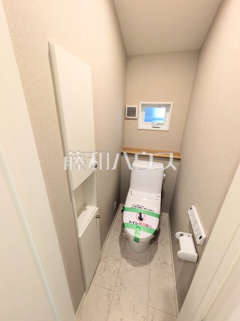 ≪1号棟　トイレ≫各階のトイレにはウォシュレットと収納完備！　【調布市深大寺元町４丁目】