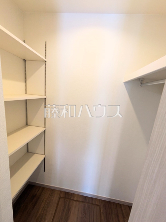 ≪3号棟　収納≫ウォークインクローゼットは、お洋服等がたくさん収納できて便利です。【調布市深大寺元町４丁目】 　