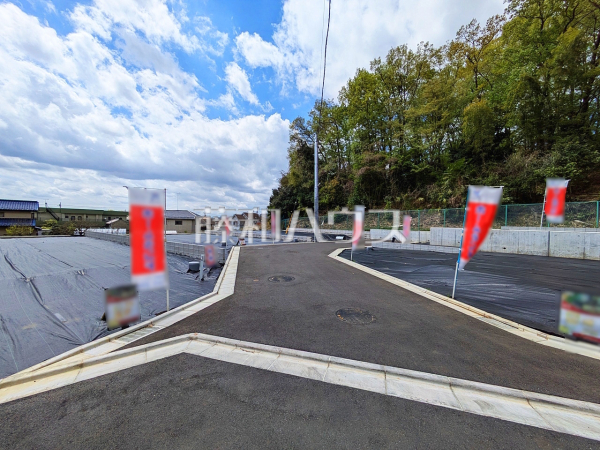 接道状況および現場風景　【武蔵村山市中央３丁目】
前面道路幅も5mあるので、全体としての見通しがよく、すれ違いや車を出し入れする際も安心です。　