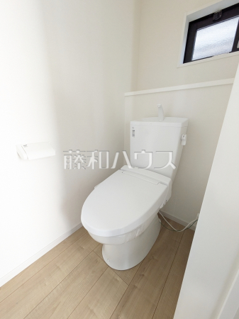ウォシュレット付きのトイレは各階にございますので、忙しい朝でもスムーズに準備ができそうですね。　【西東京市南町２丁目】