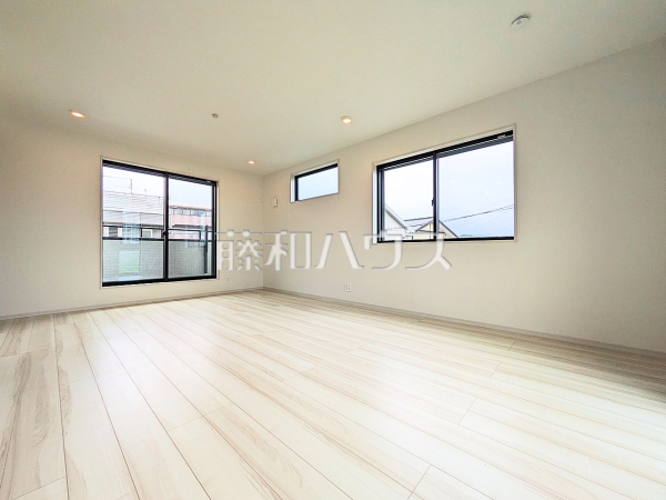 リビング　【八王子市散田町１丁目】
1階よりも光が差し込みやすい2階にリビングを設置することで、明るいリビングを実現！　