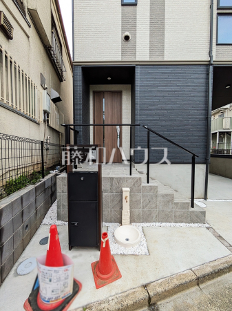 玄関　【八王子市散田町１丁目】