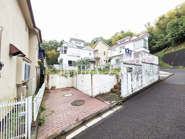 現地写真　【武蔵村山市中藤３丁目】 見学はしたいけど、なかなか時間が取れない・・・そんな方に出勤前や仕事終わりにマイホームを見学できるサポートをいたします。 