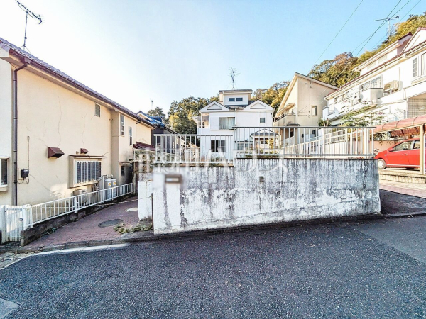 現地写真　【武蔵村山市中藤３丁目】 周辺環境はもちろん、日当たりや設備仕様など、実際に行ってみないと分からないことも多くございます。営業担当がご案内いたしますので、お気軽にお問い合わせください。 