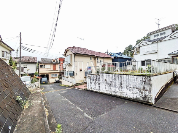 接道状況および現場風景　【武蔵村山市中藤３丁目】 建物のプレゼンをさせていただきますので、実際の完成イメージを思い描いていただくことができます。お気軽にお問合せ下さい。 