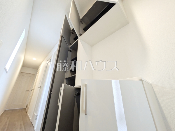 1号棟　玄関収納　【練馬区石神井台８丁目】
靴だけでなく、お手入れ用品やお子様の遊び用具も収納できるシューズボックスを設置。すっきりとした空間でお客様をお迎えできます。　
