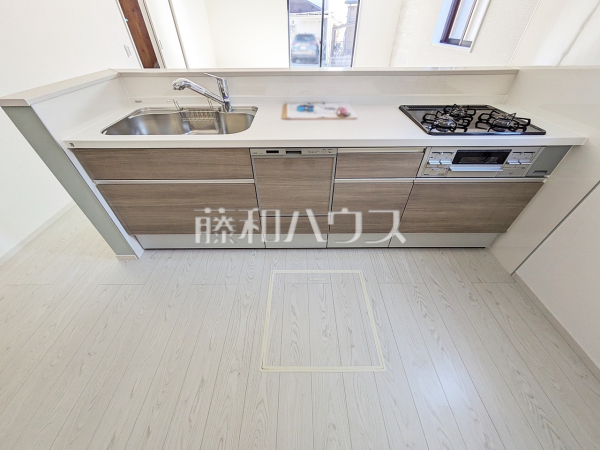 1号棟　リビングにいるご家族を見渡せる対面キッチン　【八王子市緑町】