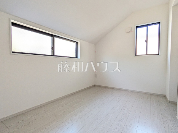 2号棟　居室　【八王子市緑町】
幼い頃のたくさんの想い出が詰まった実家の部屋。それは特別な場所としていつまでも心に残っています。いつかこの部屋が子供たちにとってのそのような場所になるのかな？　