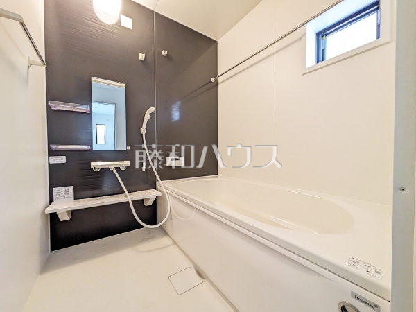 2号棟　浴室　【八王子市緑町】落ち着いた色合いで疲れたからだを癒す、贅沢なくつろぎ空間です。　