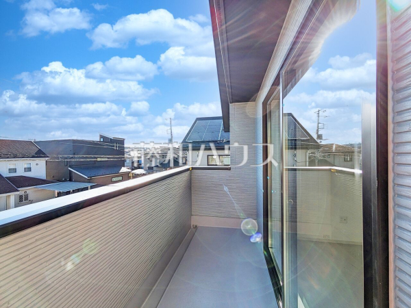 2号棟　バルコニー　【八王子市緑町】居室から直接バルコニーへ出られる為、晴れた日は布団を干すことができます。太陽の匂いがする布団で寝るのは癒しのひと時です。