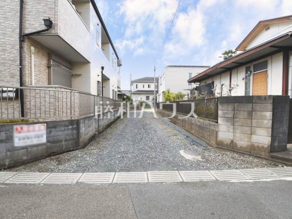 接道状況および現場風景　【東久留米市前沢５丁目】 周辺環境はもちろん日当たりや設備仕様など実際に行ってみないと分からないことも多くございます。営業担当がご案内いたしますのでお気軽にお問い合わせください