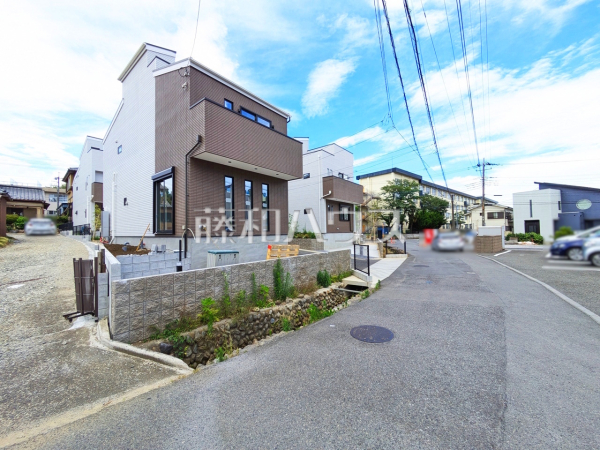 接道状況および現場風景　【八王子市館町】
お住まい探しは、家の良し悪しだけでなく周辺環境も重要なポイントです。ぜひ一度お客様の目でご覧ください。　