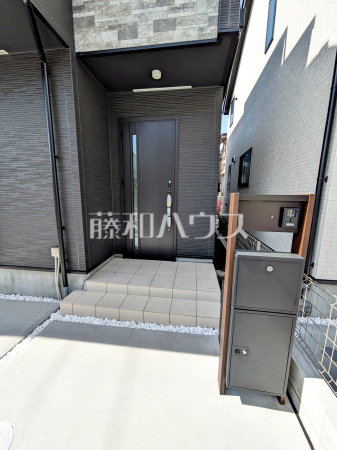 玄関　【世田谷区北烏山５丁目】
宅配ボックス付きなので、安心して荷物を受け取ることができます。　