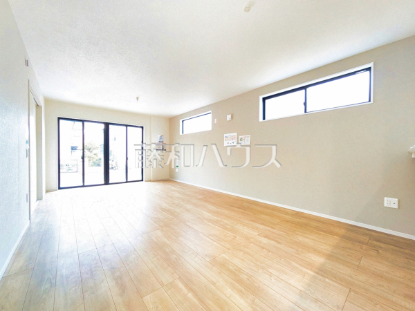 リビング　【立川市砂川町４丁目】
たっぷりの日差しや心地良い風が入る、広々としたリビングが魅力　