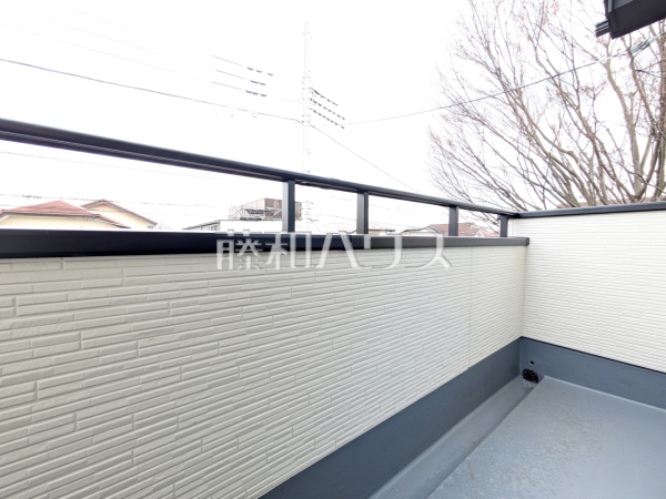 バルコニー　【立川市砂川町４丁目】 周辺は落ち着いた雰囲気の住宅地です。小さなお子様がいるご家庭も安心です。 