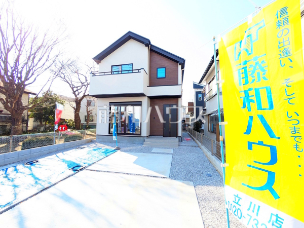 外観　【立川市砂川町４丁目】
白を基調とした明るめの配色で、柔らかくほっこりとした姿のマイホームです。暖かみのあるブラウンも配し、優しい色使いでコントラストを抑え落ち着きある家を演出しています。　