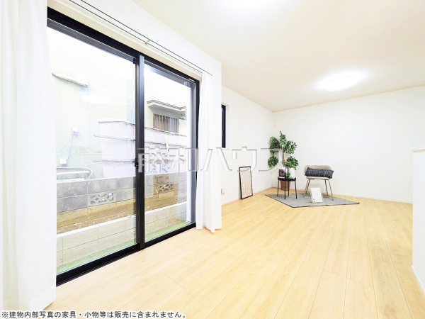 リビング　【小平市小川町１丁目】