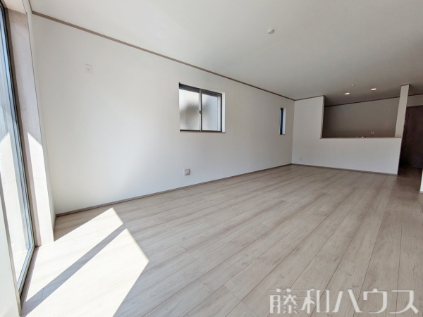 リビング　【春日井市南花長町】
