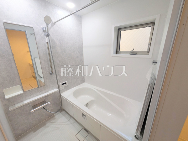 白を基調とした清潔感あふれるバスルームです　【八王子市大和田町１丁目】