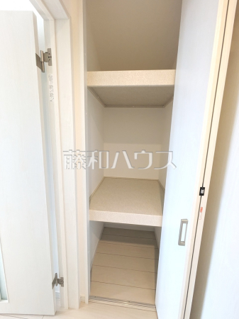 収納　 家族みんなの眩い笑顔、豊かな開口がもたらすこの場所は過ごす時を楽しむ時を紡ぐ場所、たくさんの笑顔があふれ心地よい時間が流れていくことでしょう。 【立川市若葉町２丁目】