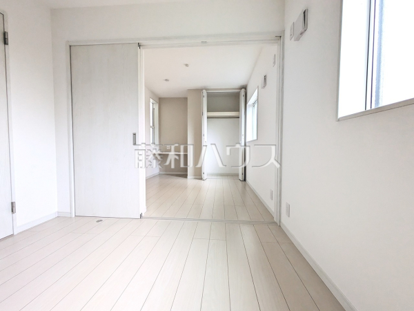 居室　収納豊富な間取りは、お家がスッキリするので日々の暮らしやすさをアップしてくれます。【立川市若葉町２丁目】