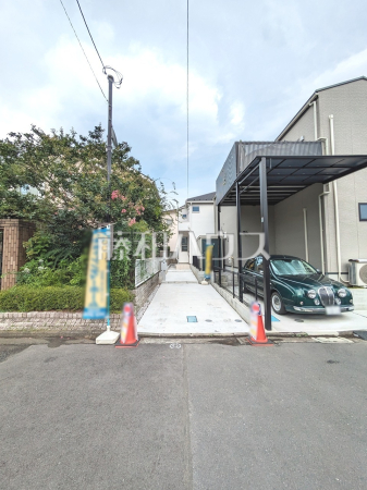 接道状況および現場風景　ご家族ぞれぞれの思い出と、どこまでも広がる空を独り占め！晴れ渡った青空の袂に、暖かな光に包まれ四季折々の風を感じる、幸せの空間がここに。【立川市若葉町２丁目】