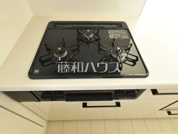 3口ガスコンロ　 フラットな表面で汚れも拭きとりやすく、お掃除が簡単な3口ガラストップコンロ 【立川市若葉町２丁目】