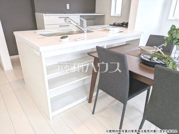 キッチン　対面キッチンのリビングダイニングは、ご家族との時間を過ごす憩いの場です。【立川市若葉町２丁目】