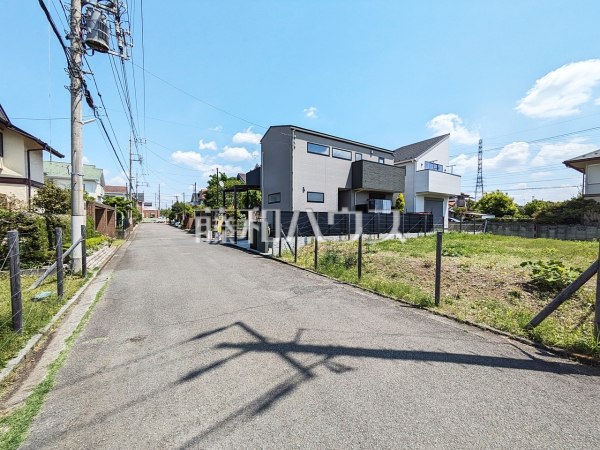 接道状況および現場風景　【立川市若葉町２丁目】 戸建住宅が立ち並ぶ住宅地。静かな時間の流れ。ゆっくりと傾きを変えていく陽の光が清楚な家々を色鮮やかに演出してくれます。 