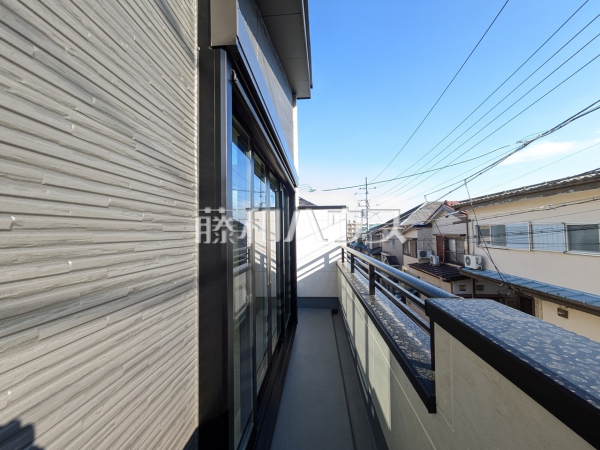 南向きのバルコニーは日差しもたっぷり注ぎ、お洗濯物もよく乾きます。　【練馬区大泉町５丁目】