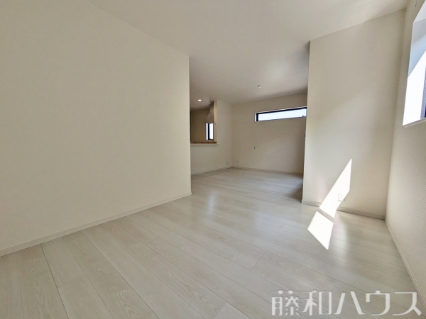 リビング　【春日井市中野町２丁目】