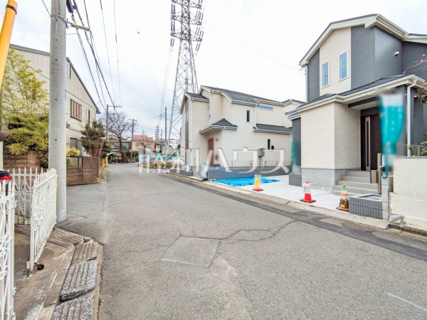 接道状況および現場風景　【新座市野寺２丁目】 見学はしたいけど、なかなか時間が取れない・・・そんな方に出勤前や仕事終わりにマイホームを見学できるサポートをいたします。 